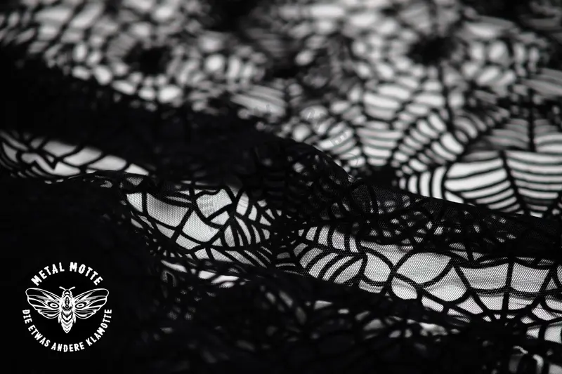 Tüll beflockt mit Spinnennetzen